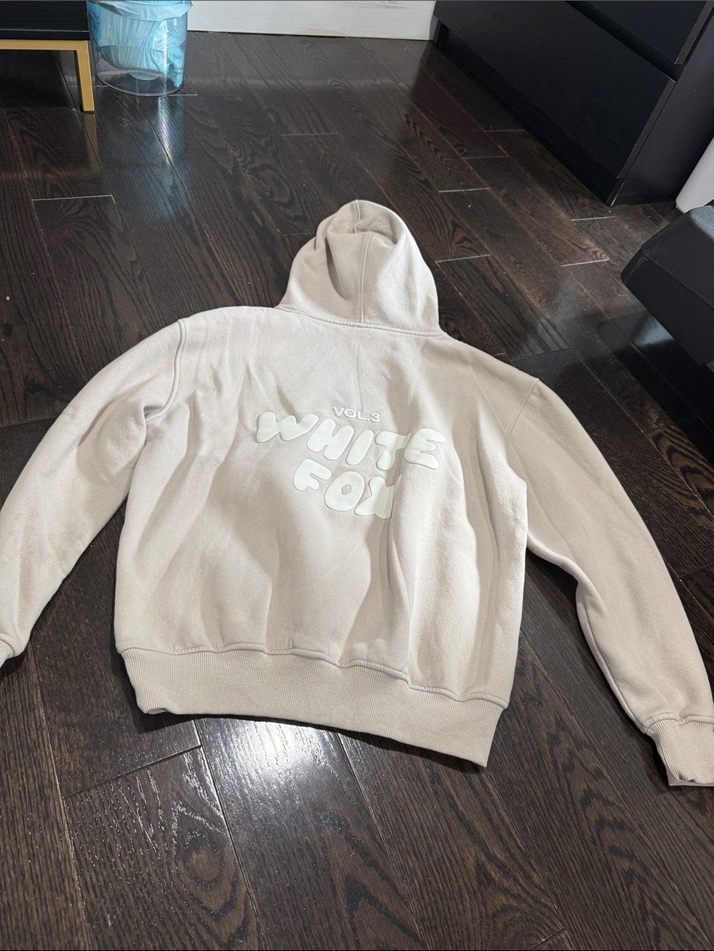 White Fox Boutique Cream Vol.3 Sweatshirt & Joggers Set notice 2 stains - Picture 10 of 10